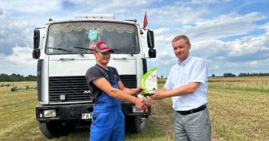 Три тысячи тонн зерна первым в Беларуси перевез молодой водитель из Клецкого района